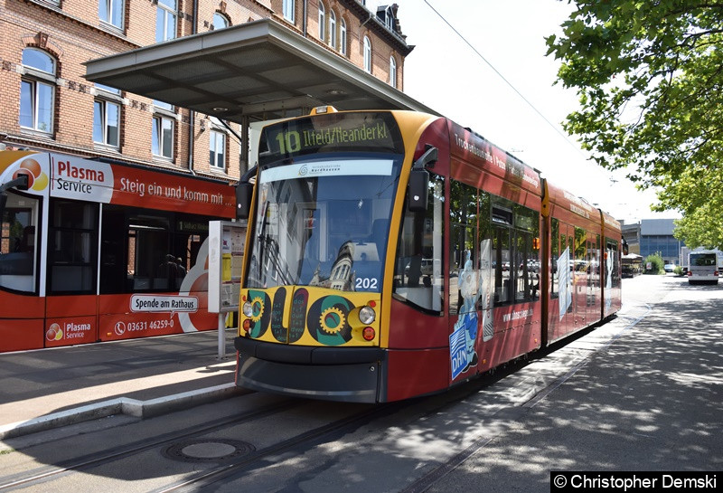 Bild: Combino DUO TW 202 als Linie 10 am Bahnhofsvorplatz.