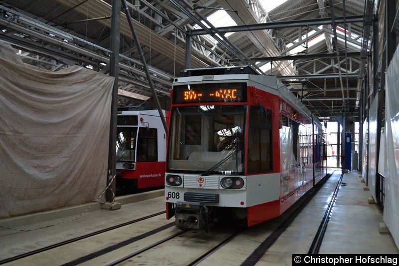 Bild: MGT6D 608 wurde in die Waschanlage des Betriebshofes gefahren, um dort die Gästen zu zeigen wie eine Straßenbahn gereinigt wird.
