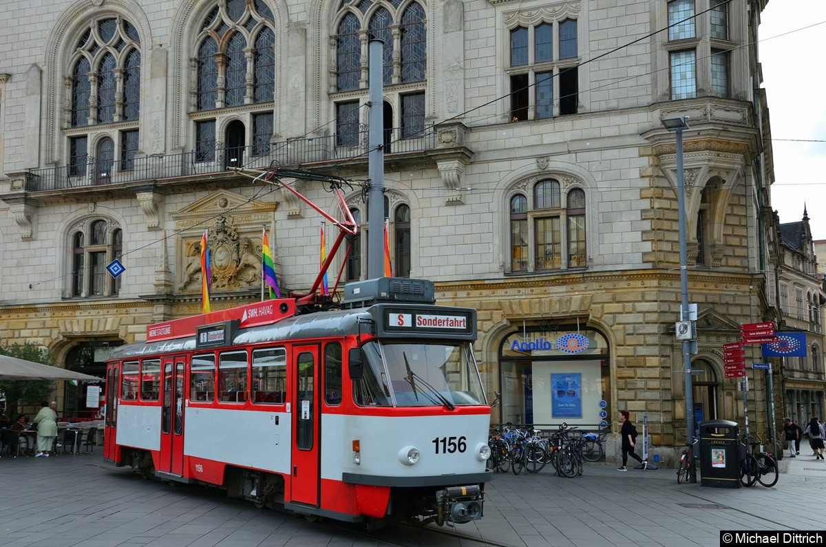 1156 wartet auf dem Marktplatz auf seine Fahrgäste zur Stadtrundfahrt.