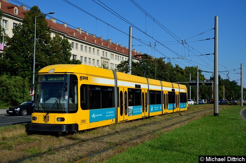 Bild: 2583 als Linie X (Dienstfahrt) in der Grunaer Straße zwischen den Haltestellen Deutsches Hygiene-Museum und Pirnaischer Platz.