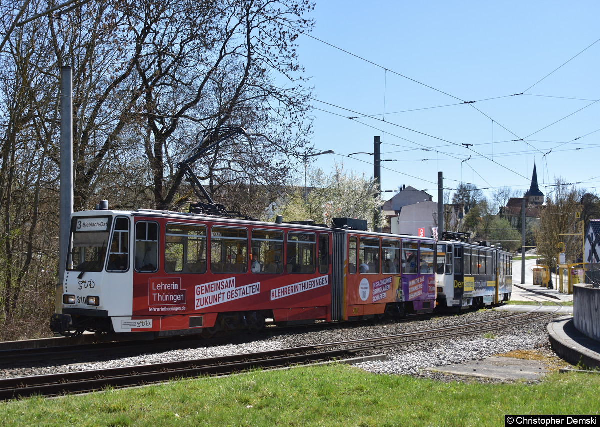 Tw 310+309 als Linie 3 in Richtung Bieblach Ost beim Verlassen der Haltestelle Duale Hochschule.