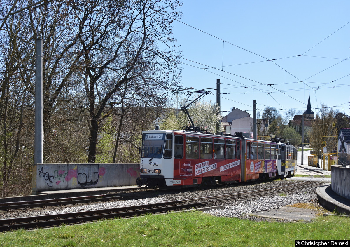 Tw 310+309 als Linie 3 in Richtung Bieblach Ost beim Verlassen der Haltestelle Duale Hochschule.