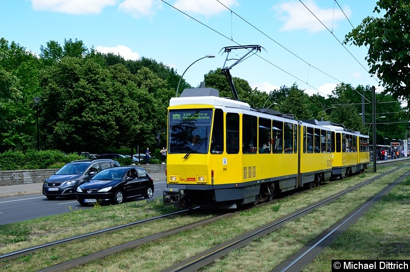 Bild: 6059 + 6097 fuhren als neunter Wagen in einem Straßenbahnkorso anlässlich 150 Jahre Straßenbahn in Berlin.