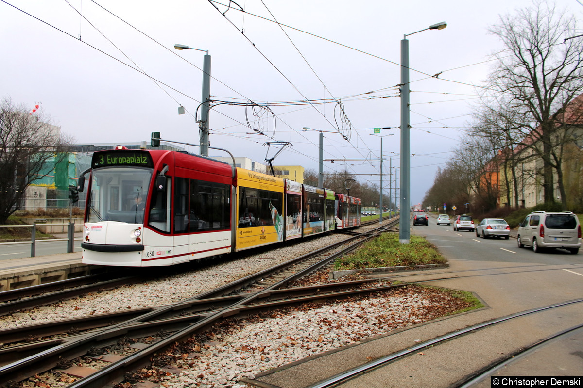 Tw 650+701 als Linie 3 bei der Einfahrt in die Haltestelle Klinikum.