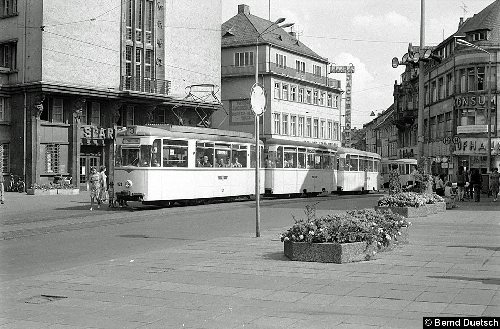 Bild: An der Haltestelle am Fischmarkt wartet der Dreiwagenzug mit Gotha-Tw 121, behängt mit zwei Reko-Beiwagen, auf die Weiterfahrt zum Pappelstieg (1974).