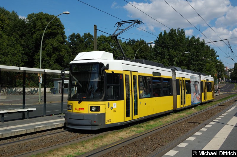 Bild: 2007 als Linie M6 an der Haltestelle Platz der Vereinten Nationen mit Ziel U Schwartzkopffstr.
Der letzte Einsatztag mit diesem Ziel.