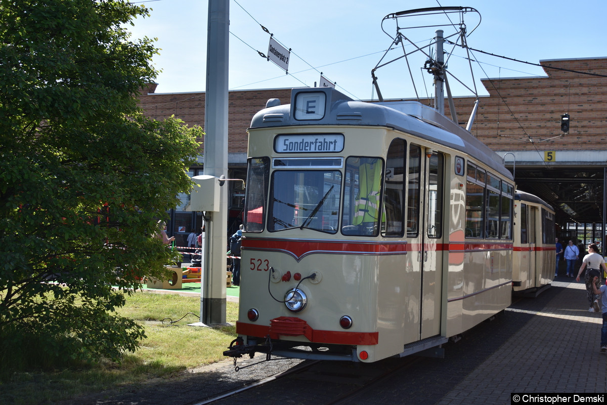 Bild: Tw 523 + Bw 328 auf dem Betriebshof Freiimelder Straße, beim Tag der offenen Tür.