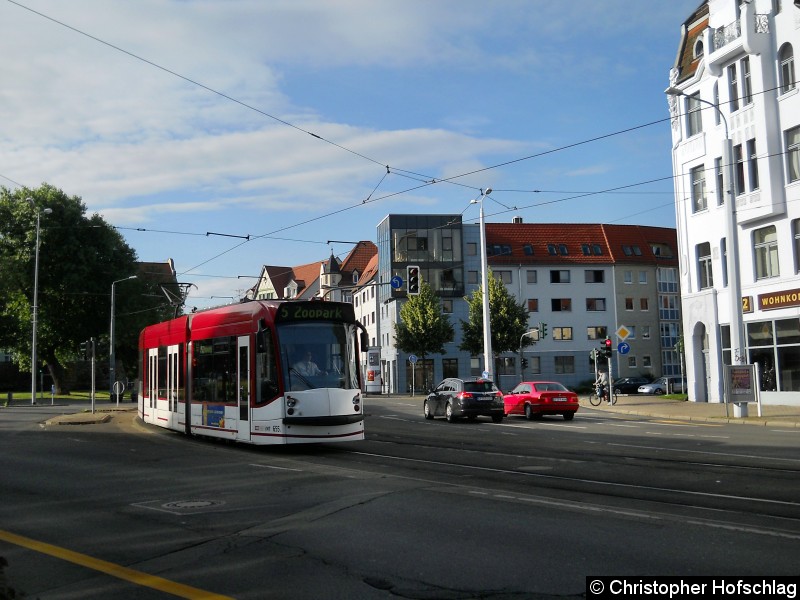 Bild: TW 655 auf der Linie 5 und befindet sich auf dem Weg zur Haltestelle Boyneburgufer.