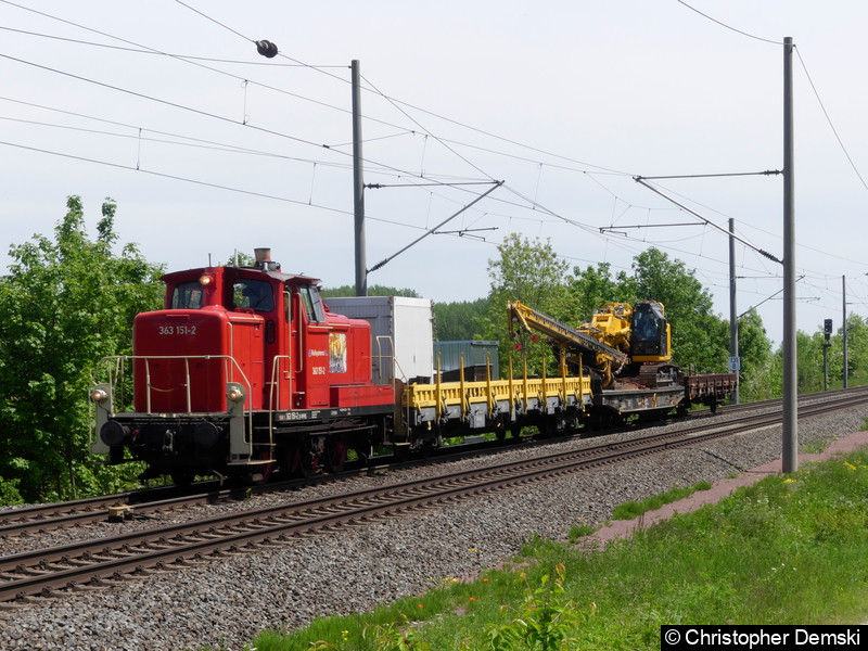 Bild: 363 151-2 mit einen Bauzug bei Seebergen in Richtung Gotha.