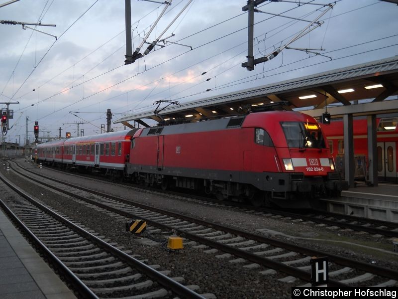 Bild: 182 024-0 als RB nach Eisenach in Erfurt Hauptbahnhof.