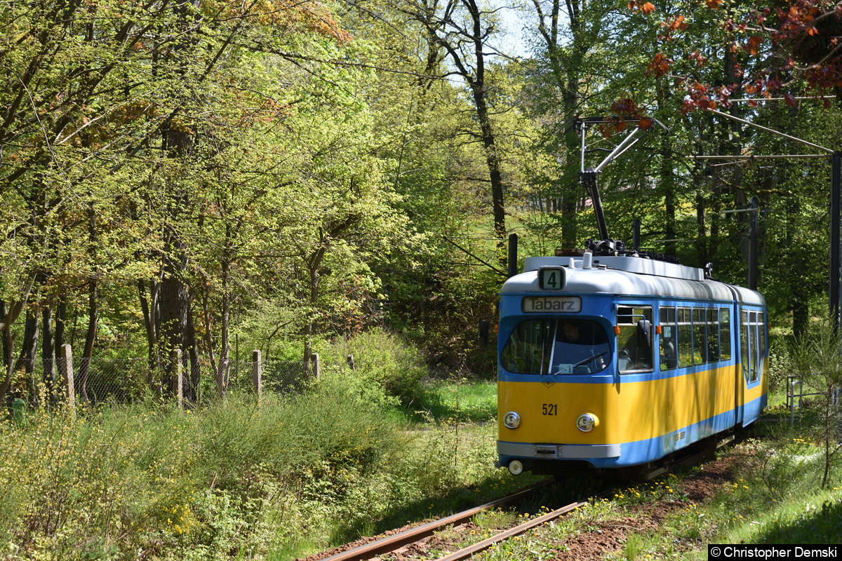 Bild: TW 521 als Linie 4 vor der Haltestelle Friedrichroda.