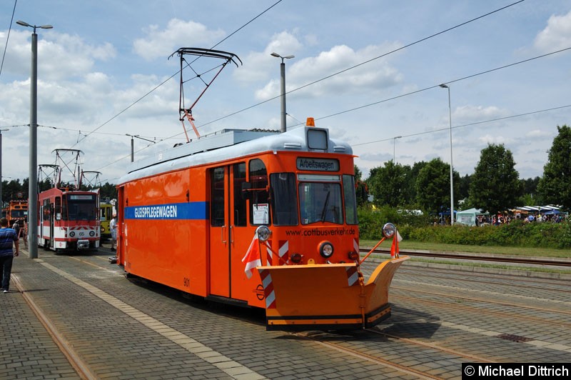 Bild: Wagen 901 mit Schneepflug auf dem Betriebshof.