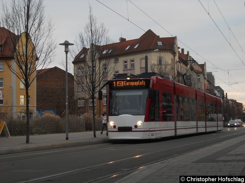 Bild: TW 623 auf der Linie 1 am Ilversgehofner Platz.