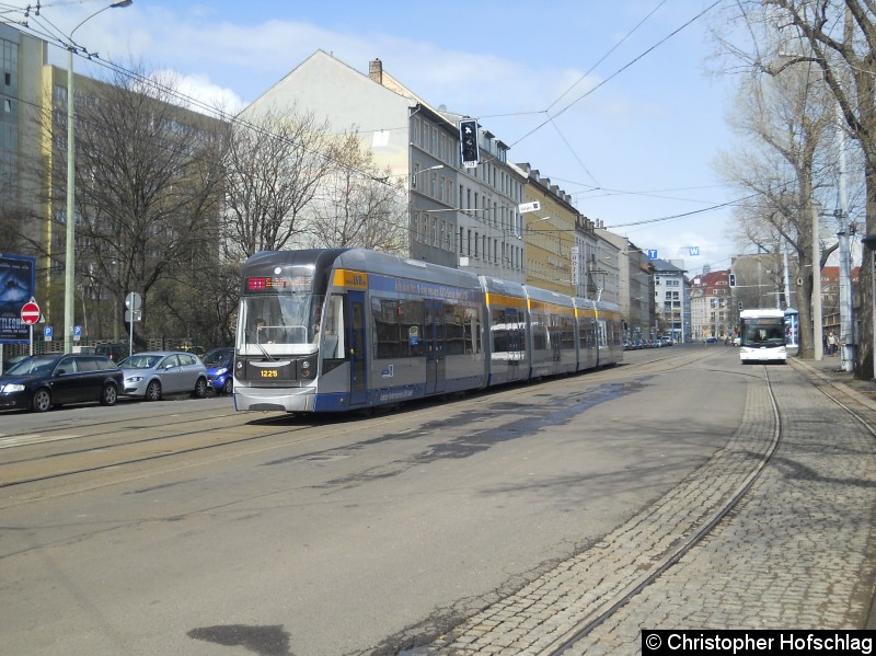 Bild: TW 1225 auf der Linie 11 in der Kurt-Schumacher-Straße.