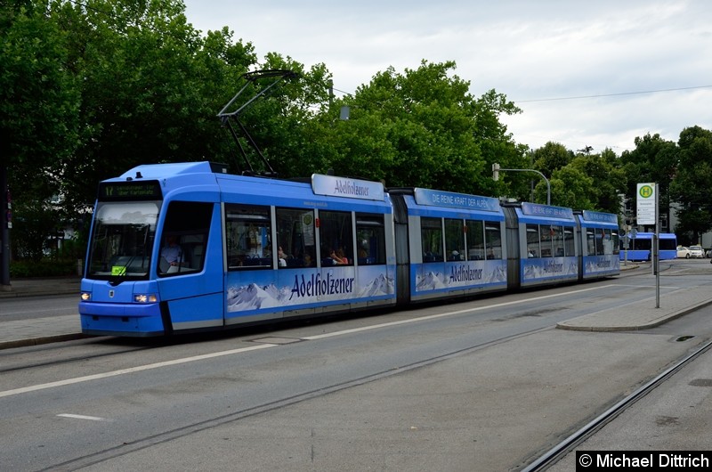 Bild: 2206 als Linie 17 an der Haltestelle Romanplatz.