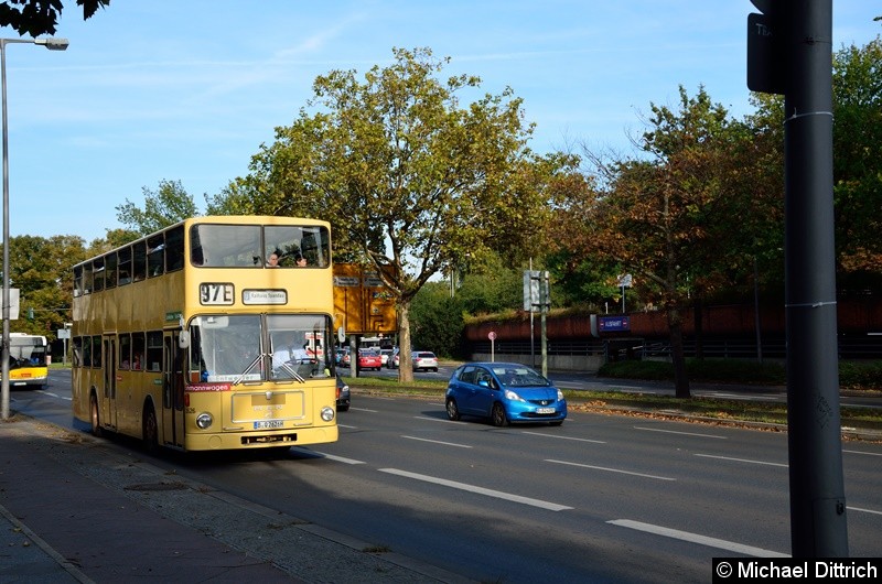 Bild: Aus Anlass des Straßenbahnfestes in Hakenfelde fuhr der 2626 als Linie 97E zum Rathaus Spandau.