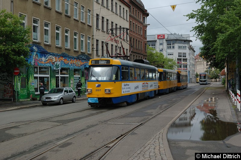 Bild: 2107 mit 2048 und 915 als Linie 31 auf dem Weg zum Einsatz am Hauptbahnhof.