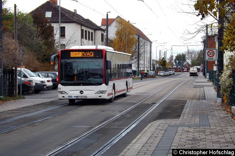 Bild: Als Sonderbus kurz vor der Haltestelle Salinenstraße.