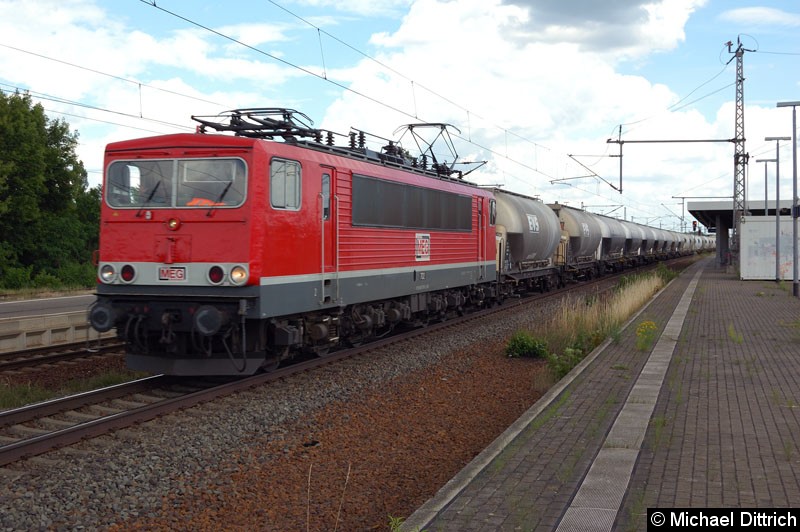 Bild: MEG 702 (91 80 6155 179-5) mit einem Güterzug bei der Durchfahrt in Nauen.