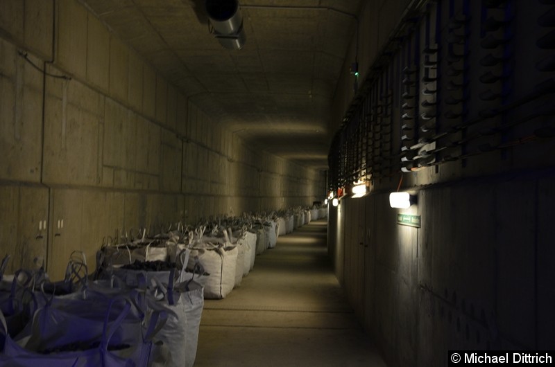 Bild: Powerpacks mit Schotter liegen schon bereit. Blick in den Tunnel in Richtung Hönow, wenn die Verlängerung zur Turmstraße realisiert werden sollte.