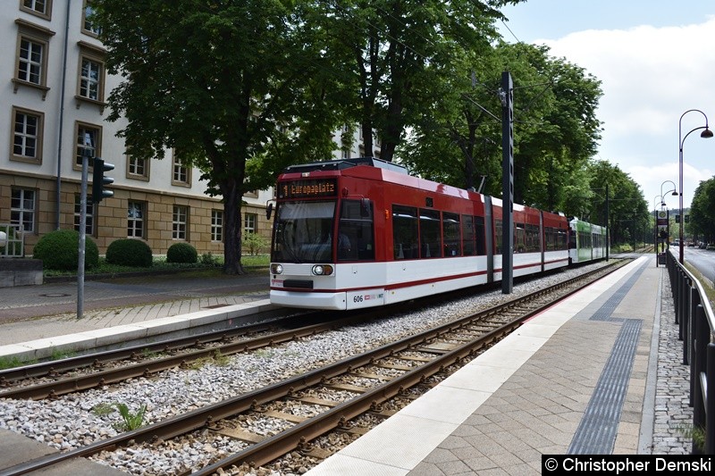 Bild: TW 606+616 als Linie 1 an der Haltestelle Landtag/Stadion Nord.