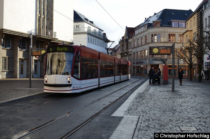 Bild: Tw 633 als Linie 6 an der Haltestelle Fischmarkt/Rathaus.