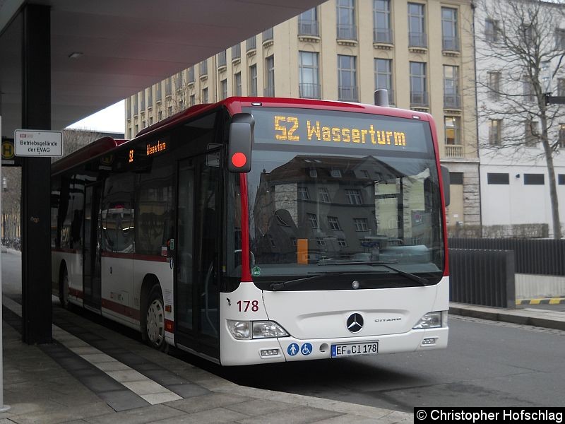 Bild: Am Busbahnhof.