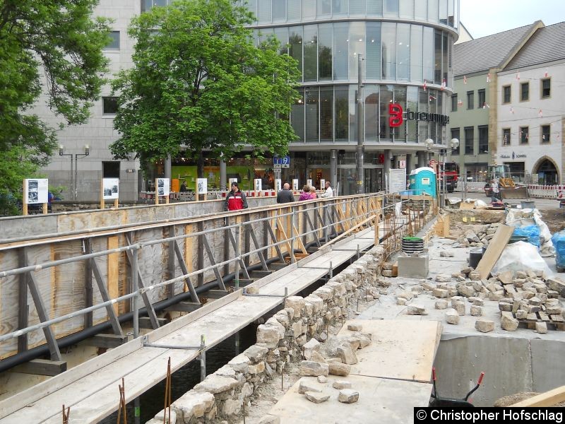 Bild: Mit einer Hilfsbrücke können die Fußgänger auf der rechten Seite die Schlösserbrücke begehen.