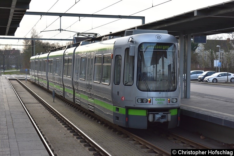 Bild: TW 2581+2557 als Linie 3 in Altwarmbüchen.