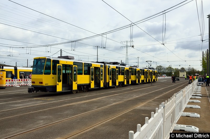 Die vierte Disziplin war das Abschieben von Straßenbahnen. Für einige Teilnehmer etwas völlig neues, da dies in ihren Städten nicht durchgeführt wird.
Dazu wurde die KT4D-Traktion 6166 und 6003 verwendet. Bild: Die vierte Disziplin war das Abschieben von Straßenbahnen. Für einige Teilnehmer etwas völlig neues, da dies in ihren Städten nicht durchgeführt wird.
Dazu wurde die KT4D-Traktion 6166 und 6003 verwendet.