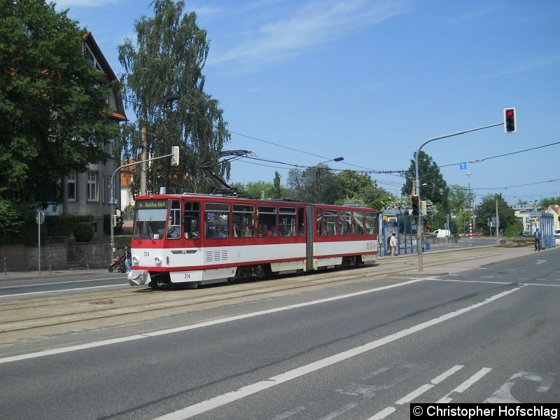 Bild: TW 314 verlässt grade die Haltstelle Huttenstraße.