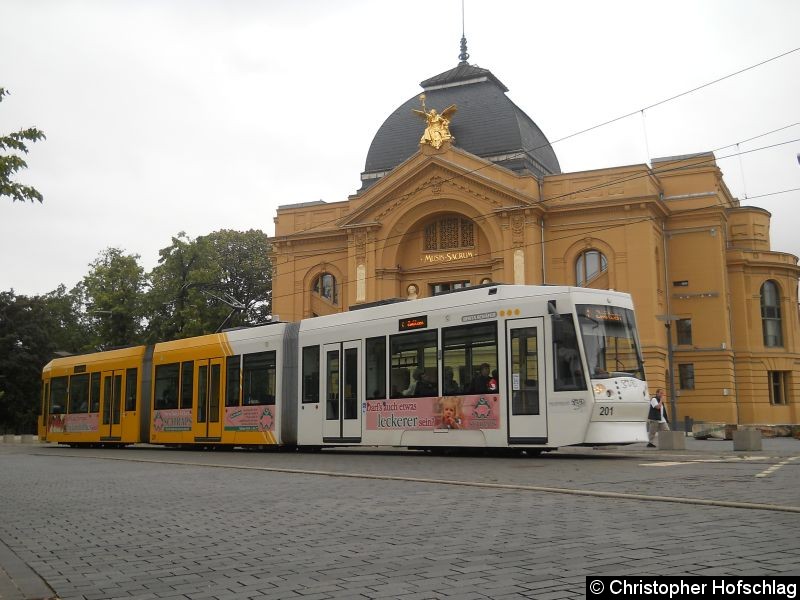 Bild: TW 201 auf der Linie am Theaterplatz kurz vor der Haltestelle Hauptbahnhof/Theater.