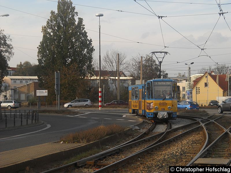 Bild: TW 306 auf der Linie 4 kurz vor der Haltestelle Huttenstraße.