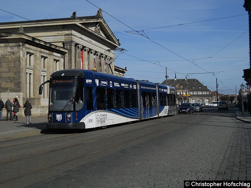 Bild: Am Theaterplatz auf der Linie 8.
