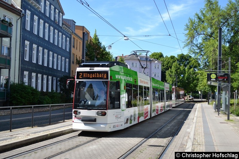 Bild: TW 613+610 als Linie 2 an der Haltestelle Sparkassen-Finanzzentrum.