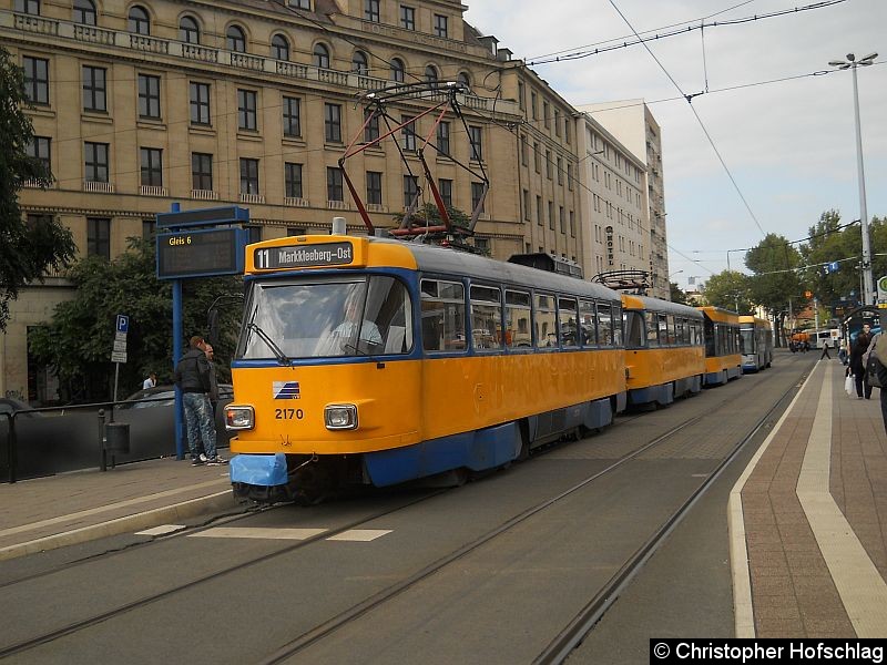 Bild: TW 2170+2073+928 auf der Linie 11 an der Haltestelle Hauptbahnhof, Westseite.