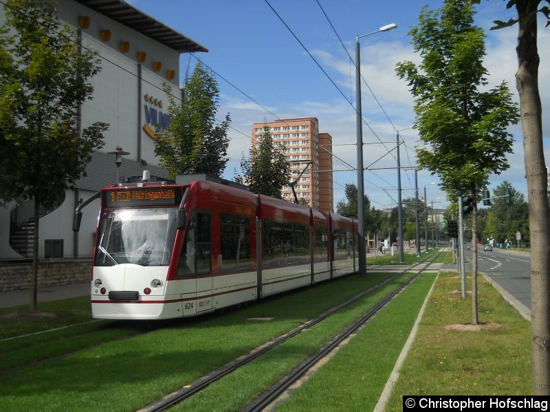 Bild: TW 624 auf dem Weg zur Haltestelle Rieth auf der Linie 1.