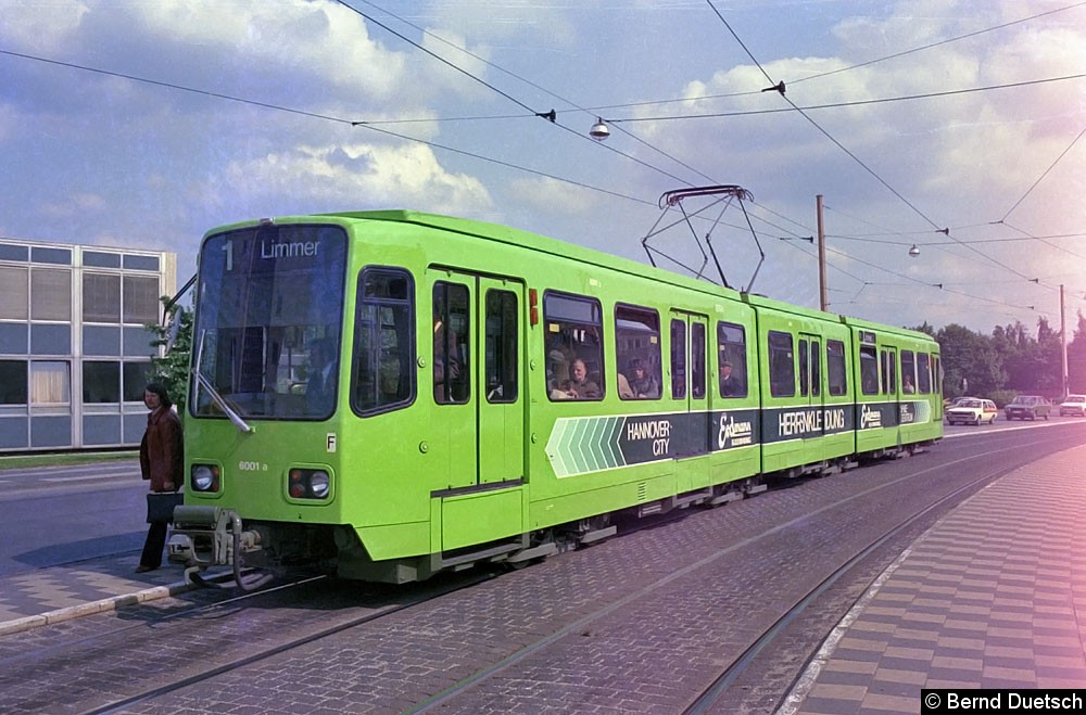 Bild: Tw 6001 im Sommer 1975 im Einsatz auf der Linie 1 kurz vor seinem Endziel Limmer auf der Wunstorfer Straße. Dieses Fahrzeug gehört
heute zum Fuhrpark der historischen Fahrzeuge der Üstra. Morgen, am 1. Mai, wird dieser Wagen beim 