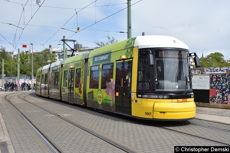 TW 9001 bei der Ausfahrt aus der Haltestelle S-Nordbahnhof.