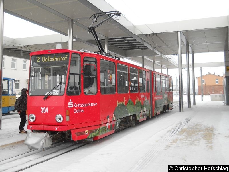 Bild: TW 304 auf der Linie 2 in Richtung Ostbahnhof an der Haltestelle Hauptbahnhof.