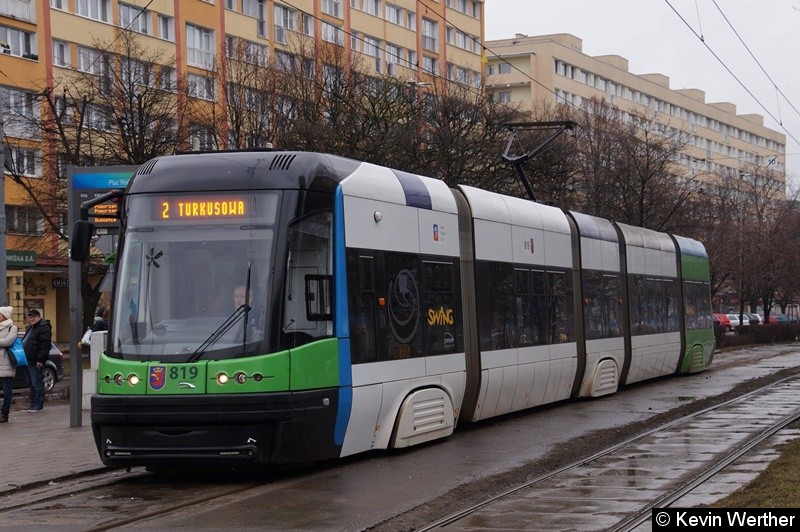 Bild: Pesa 120NaS TW 819 als Linie 2 nach TURKUSOWA steht an der Haltestelle Plac Rodła.