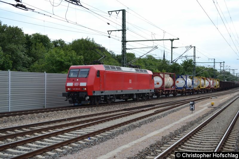 Bild: 145 053-5 mit einen Güterzug bei der Durchfahrt in Erfurt Hauptbahnhof.