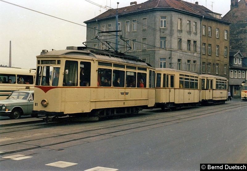 Bild: Auch Tw 81 stammt aus der in Bild 1 erwähnten Bauserie. 
1977 fährt er mit zwei älteren Beiwagen über die Johannesstraße Richtung Erfurt-Nord. 