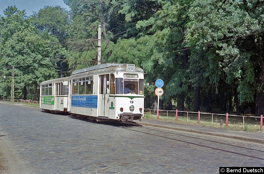 Bild: Tw 78 fuhr ursprünglich einmal in Cottbus. Hier ist er 1992 mit einem Gotha-Bw auf der Dorfstraße in Schöneiche auf dem Weg nach Rüdersdorf. Dieses Fahrzeug fährt heute bei der Straßenbahn in Istanbul. 
