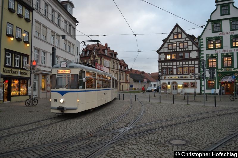 Bild: HTW 178 an der Stadtrundfahrthaltestelle Domplatz.