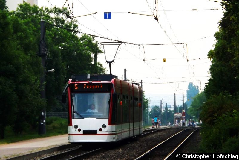 Bild: TW 622 als Linie 5 Unterwegs in Wohngebiet Roter Berg.