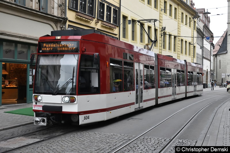 Bild: TW 604 auf der Pendellinie Domplatz -Anger wegen Bauarbeiten am Angerkreuz. Wartet hier auf seine Abfahrt zum Anger an der Ersatzhaltestelle Domplatz.