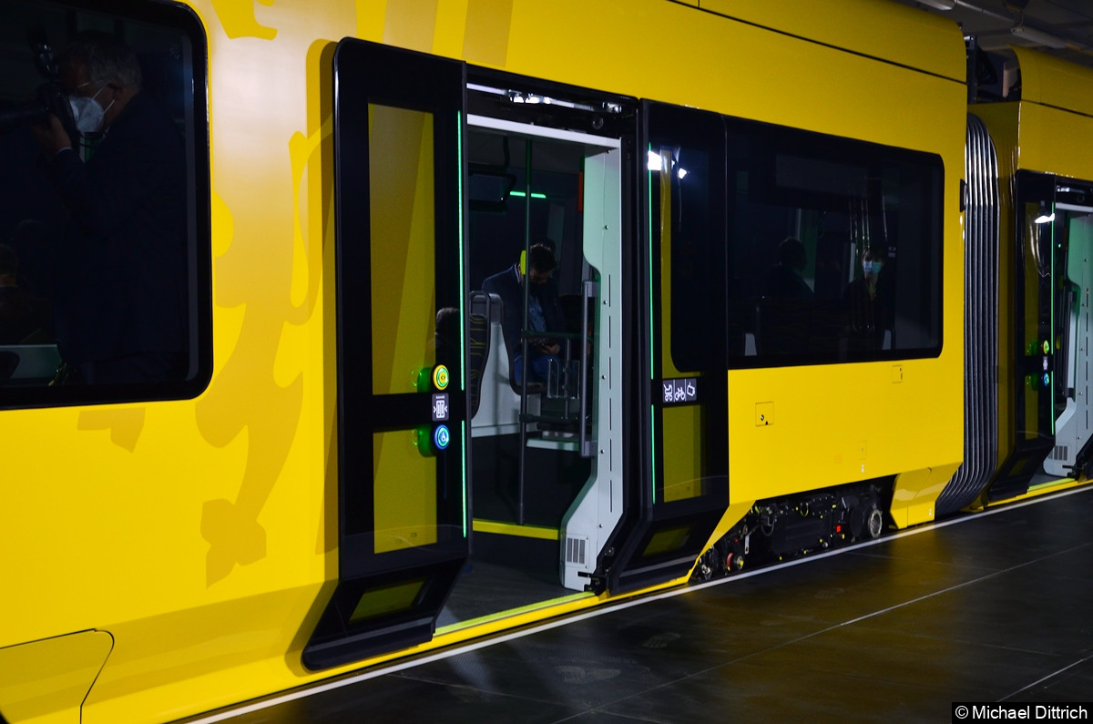 Blick auf eine Einstiegstür. Die Schräge im unteren Bereich ist erforderlich, damit der Zug an die Bahnsteige passt. Würde man den Wagenkasten komplett aufweiten, müssten alle Bahnsteige umgebaut werden.
Dann hätte man aber bei den anderen Fahrzeugen eine große Lücke zwischen Zug und Bahnsteigkante. Bild: Blick auf eine Einstiegstür. Die Schräge im unteren Bereich ist erforderlich, damit der Zug an die Bahnsteige passt. Würde man den Wagenkasten komplett aufweiten, müssten alle Bahnsteige umgebaut werden.
Dann hätte man aber bei den anderen Fahrzeugen eine große Lücke zwischen Zug und Bahnsteigkante.