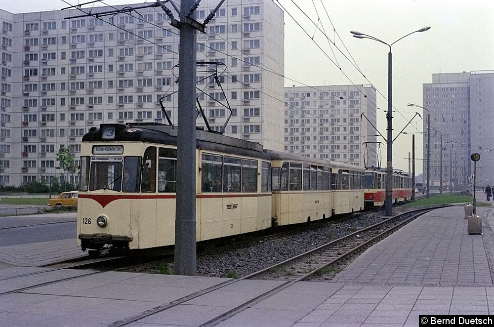 Bild: Bei der Menge der Wohnblocks war eine Verlängerung zur Straße der Völkerfreundschaft dringend erforderlich. Ein Dreiwagenzug mit 
Tw 126 an der Spitze an der dortigen Endstation.