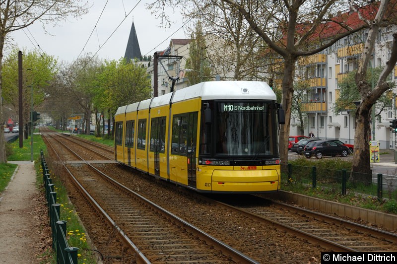 Bild: 4017 als Linie M10 mit weißen Zielanzeigern kurz hinter der Haltestelle Landsberger Allee/Petersburger Str.